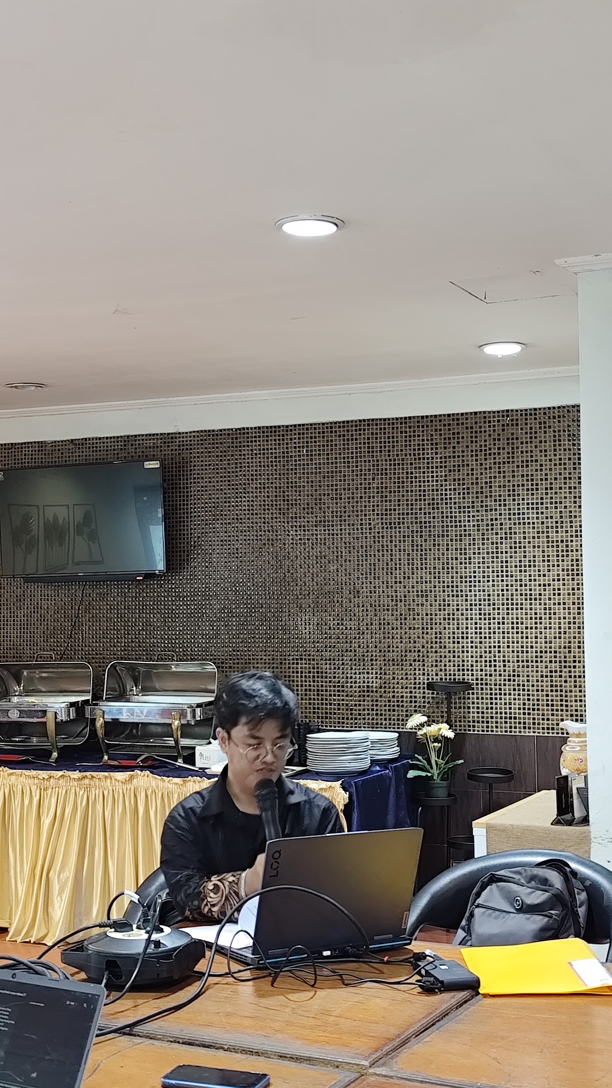 Suasana Forum Group Discussion (FGD) penyusunan draf Peraturan Walikota Samarinda tentang Pemenuhan Hak Penyandang Disabilitas di ruang rapat