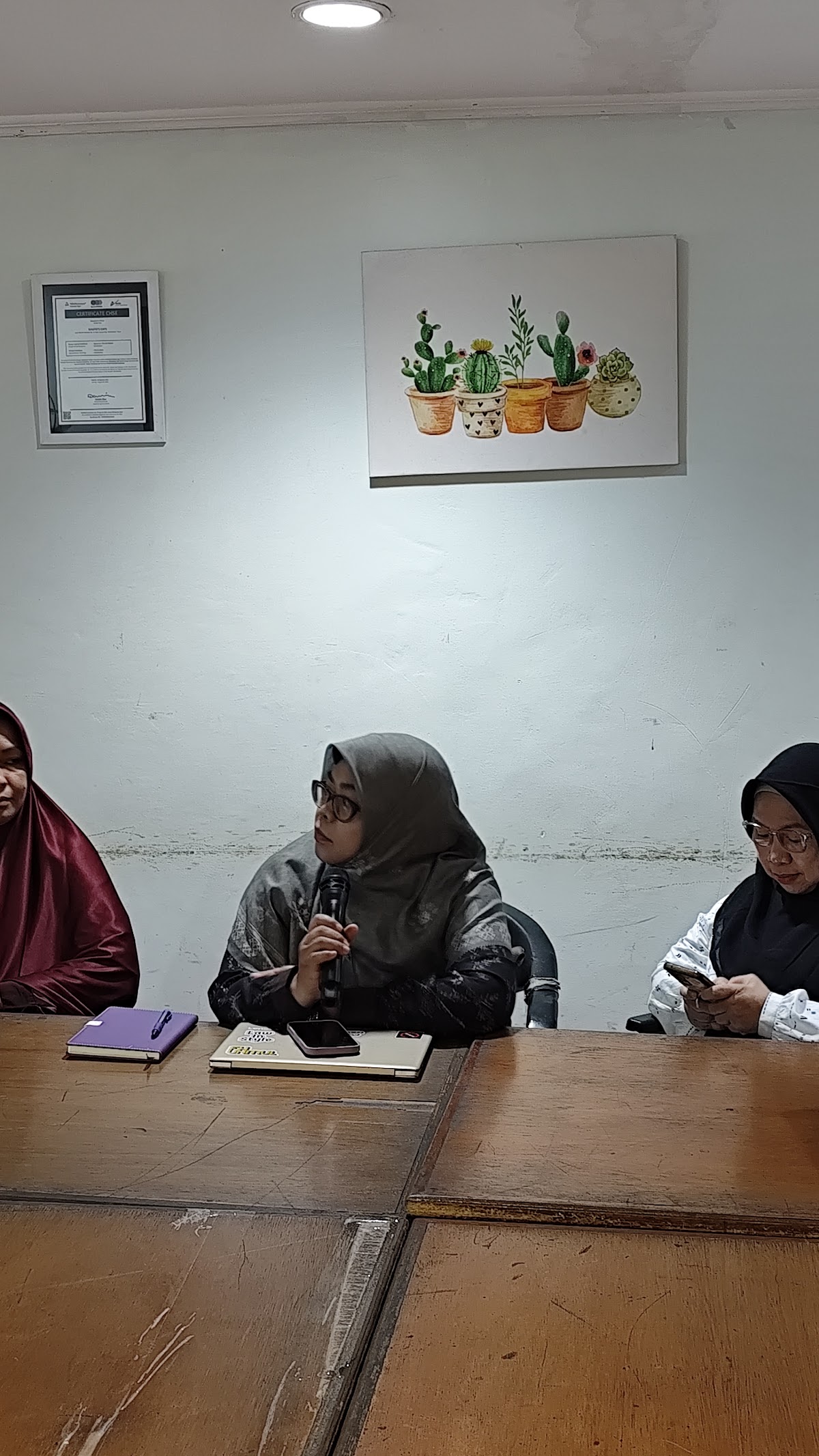 Perwakilan organisasi disabilitas dan bagian hukum mendiskusikan pasal-pasal aksesibilitas pada draf Perwali