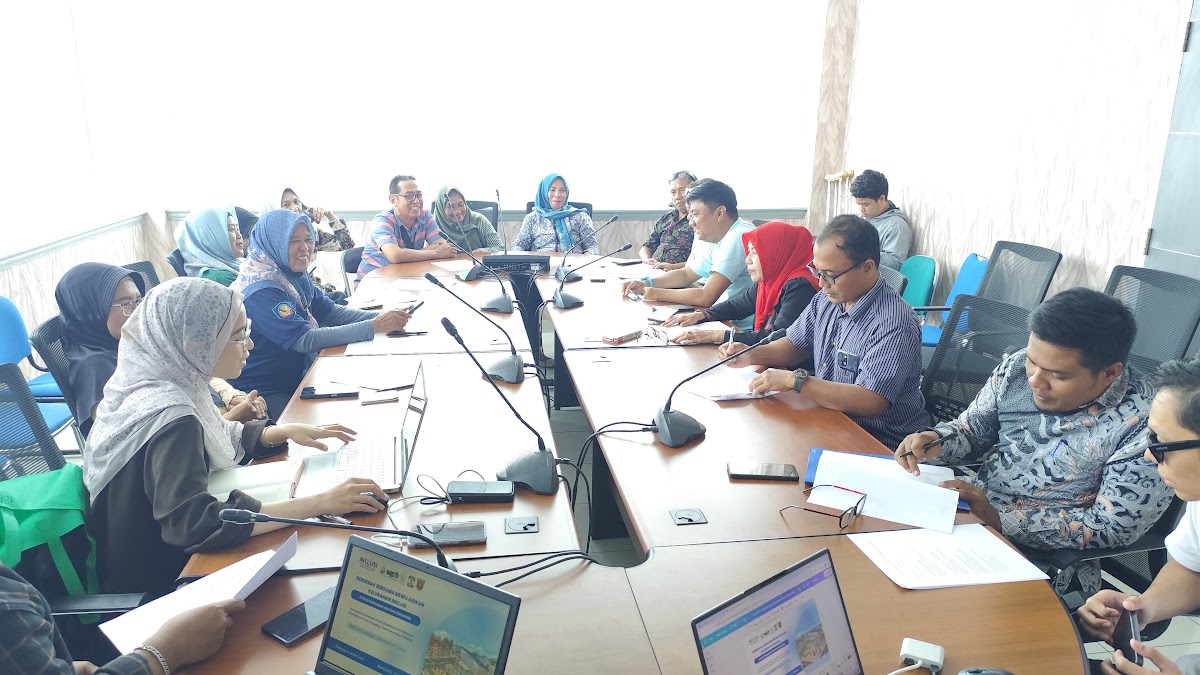 Delegasi meninjau langsung karya kerajinan dan usaha mandiri kawan-kawan difabel di Samarinda